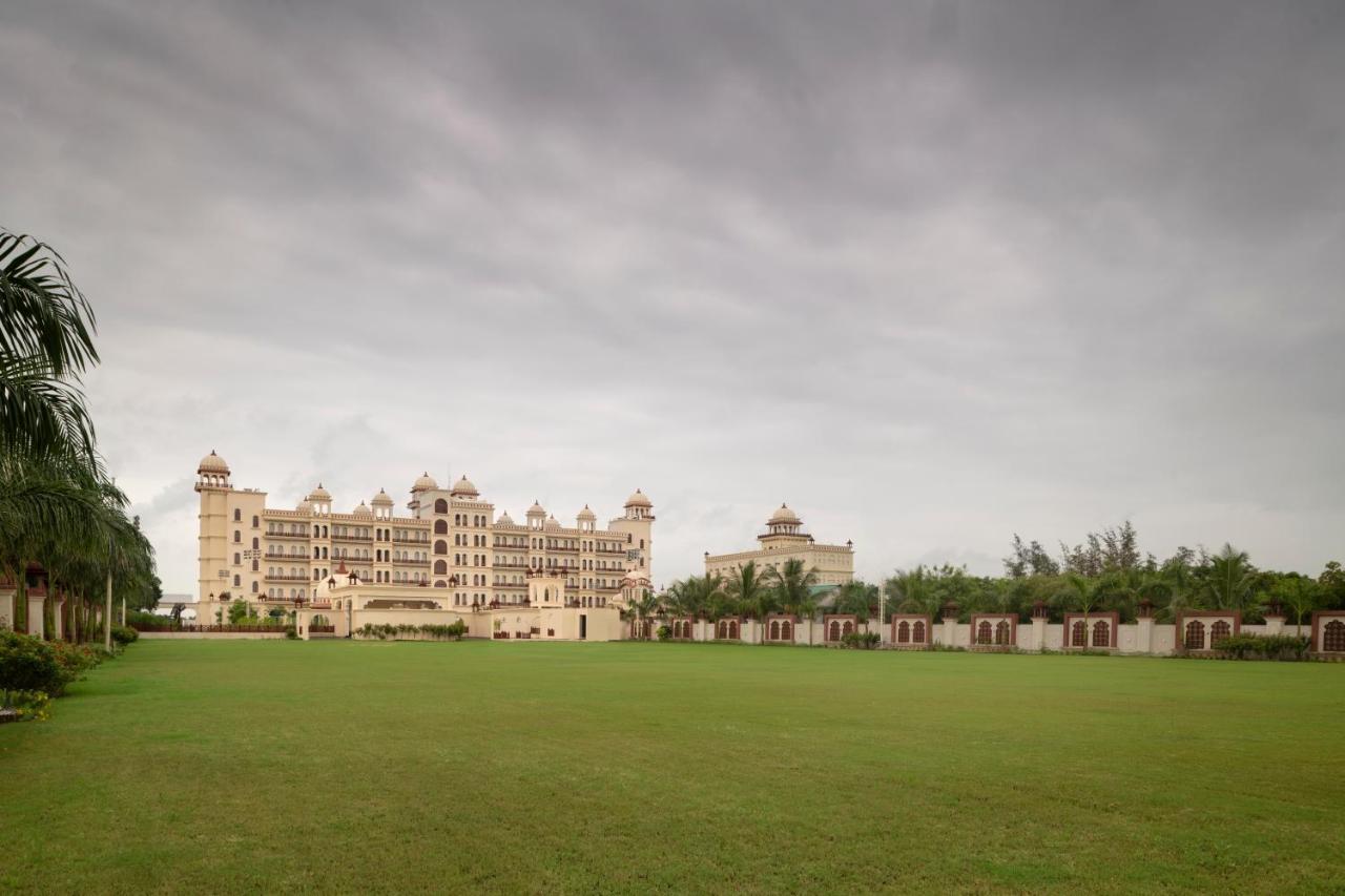 Uday Palace Navsari, A Member Of Radisson Individuals Exteriér fotografie